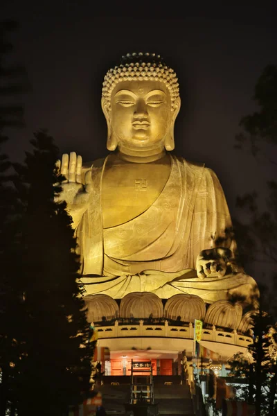 Světlo Obří Buddha Socha — Stock fotografie