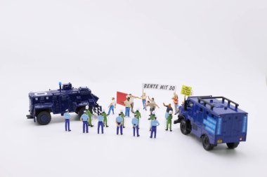 Bayraklar, pankartlar ile mini insan kalabalığı