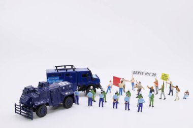 Bayraklar, pankartlar ile mini insan kalabalığı