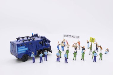 Bayraklar, pankartlar ile mini insan kalabalığı