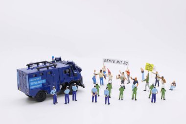 Bayraklar, pankartlar ile mini insan kalabalığı