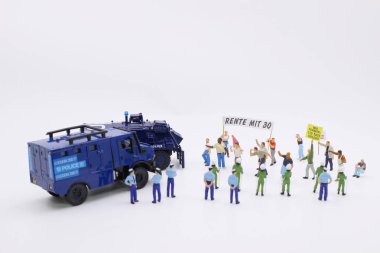 Bayraklar, pankartlar ile mini insan kalabalığı