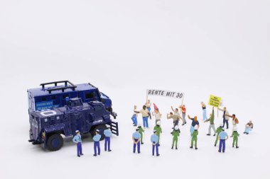 Bayraklar, pankartlar ile mini insan kalabalığı