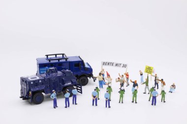 Bayraklar, pankartlar ile mini insan kalabalığı