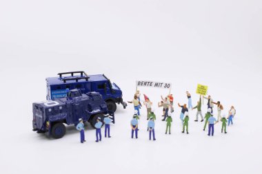 Bayraklar, pankartlar ile mini insan kalabalığı