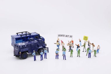 Bayraklar, pankartlar ile mini insan kalabalığı