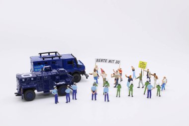 Bayraklar, pankartlar ile mini insan kalabalığı