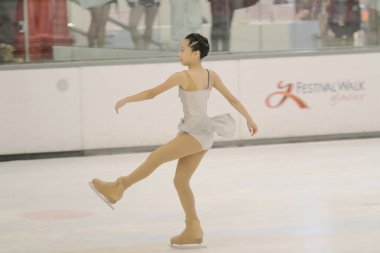 küçük kız Artistik Patinaj spor salonu