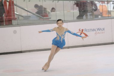 küçük kız Artistik Patinaj spor salonu