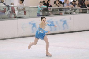 küçük kız Artistik Patinaj spor salonu