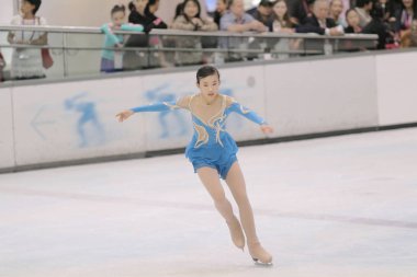 küçük kız Artistik Patinaj spor salonu