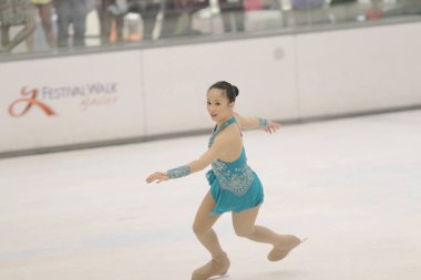 küçük kız Artistik Patinaj spor salonu