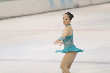 küçük kız Artistik Patinaj spor salonu