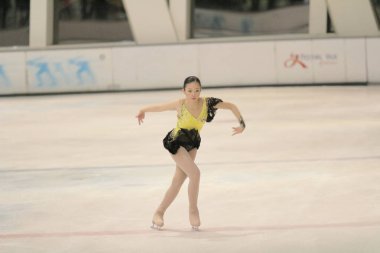 küçük kız Artistik Patinaj spor salonu