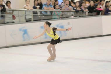 küçük kız Artistik Patinaj spor salonu