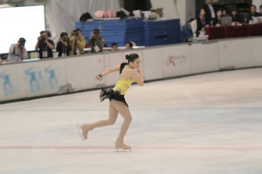 küçük kız Artistik Patinaj spor salonu