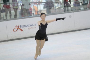 küçük kız Artistik Patinaj spor salonu