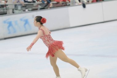 küçük kız Artistik Patinaj spor salonu