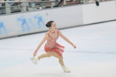 küçük kız Artistik Patinaj spor salonu