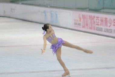 küçük kız Artistik Patinaj spor salonu