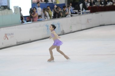 küçük kız Artistik Patinaj spor salonu