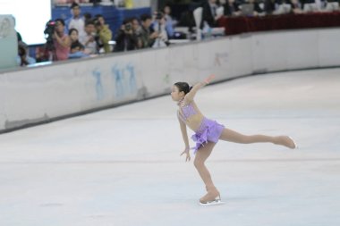 küçük kız Artistik Patinaj spor salonu