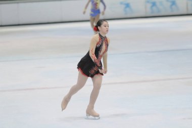 küçük kız Artistik Patinaj spor salonu