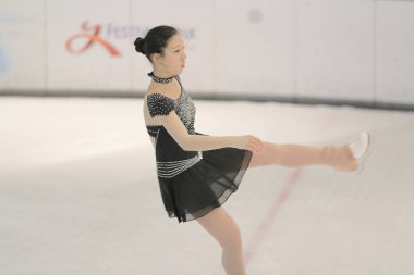 küçük kız Artistik Patinaj spor salonu