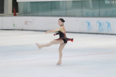 küçük kız Artistik Patinaj spor salonu