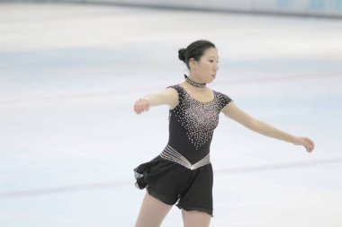 küçük kız Artistik Patinaj spor salonu