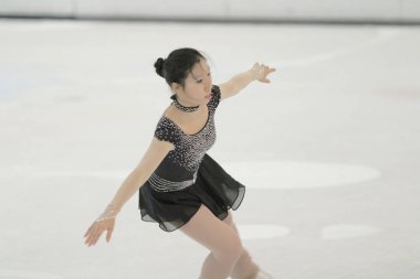 küçük kız Artistik Patinaj spor salonu