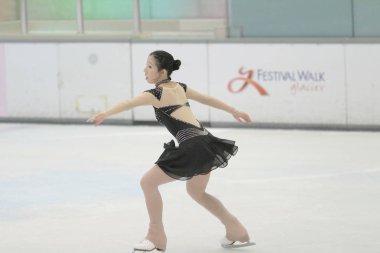 küçük kız Artistik Patinaj spor salonu