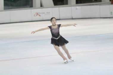 küçük kız Artistik Patinaj spor salonu