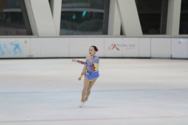 küçük kız Artistik Patinaj spor salonu