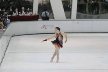 küçük kız Artistik Patinaj spor salonu