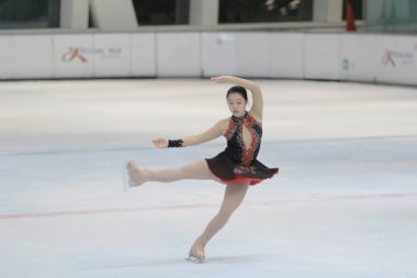 küçük kız Artistik Patinaj spor salonu