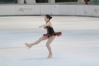 küçük kız Artistik Patinaj spor salonu