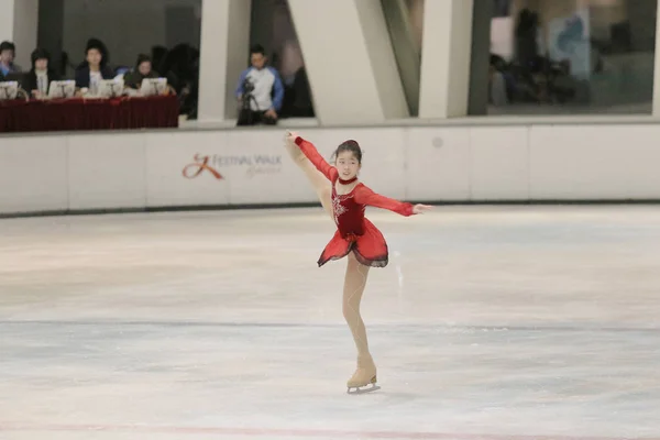 Ragazza Pattinaggio Artistico Presso Arena Sportiva — Foto Stock