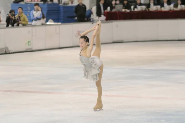 Malá Dívka Krasobruslení Sportovní Aréna — Stock fotografie