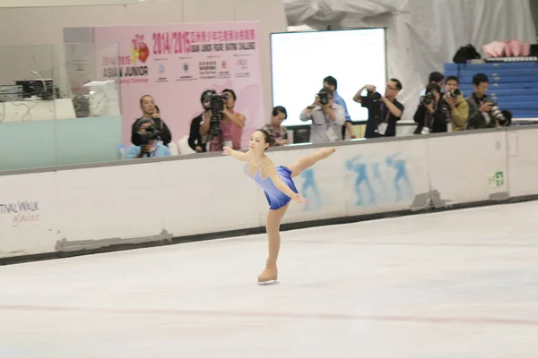 スポーツ アリーナで小さな女の子のフィギュア スケート — ストック写真