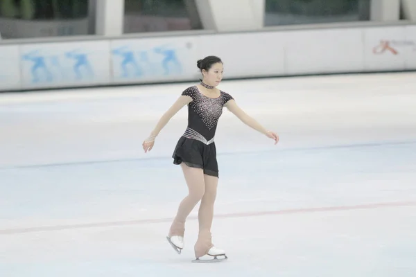 Niña Patinaje Artístico Campo Deportes — Foto de Stock