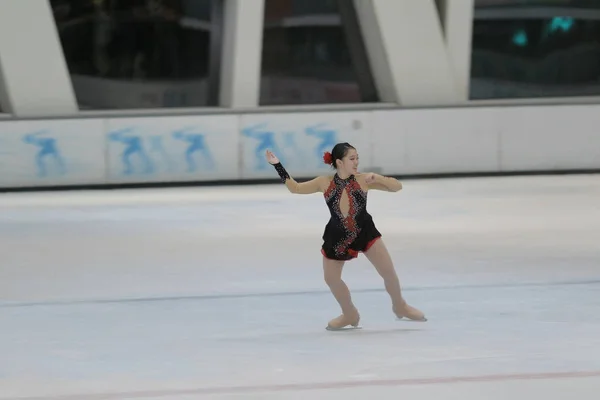 Ragazza Pattinaggio Artistico Presso Arena Sportiva — Foto Stock