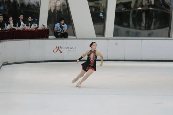 スポーツ アリーナで小さな女の子のフィギュア スケート — ストック写真