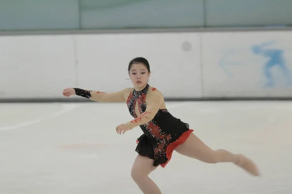 スポーツ アリーナで小さな女の子のフィギュア スケート — ストック写真