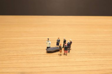 mini figür insanlar ve yas kavramı