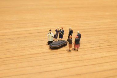 mini figür insanlar ve yas kavramı