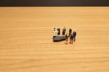 mini figür insanlar ve yas kavramı