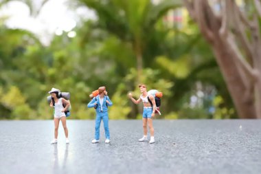 bir Mini bir sırt çantası yürüme ile seyahat