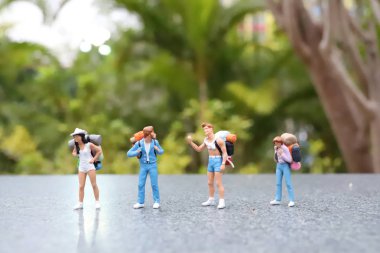 bir Mini bir sırt çantası yürüme ile seyahat