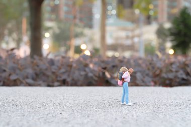 bir Mini bir sırt çantası yürüme ile seyahat